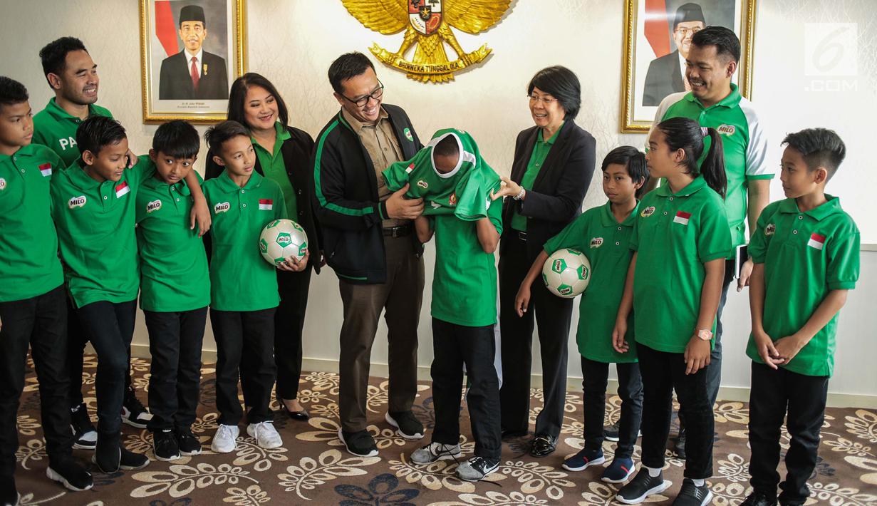Menpora Imam Nahrawi menyambut kedatangan delapan pemain terbaik MILO Football Championship 2019 di Gedung Kemenpora, Jumat (26/7/2019). Selama tujuh hari para pemain terbaik ini mendapatkan pelatihan bersama puluhan anak lainnya, seperti Vietnam dan Amerika Selatan. (Liputan6.com/Faizal Fanani)
