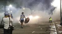 Pasukan Garda Nasional menembakkan gas air mata untuk membubarkan massa saat protes di Kenosha, Wisconsin, Amerika Serikat, Senin (24/8/2020). Protes dipicu oleh penembakan Jacob Blake oleh petugas polisi Kenosha sehari sebelumnya. (Rick Wood/Milwaukee Journal-Sentinel via AP)