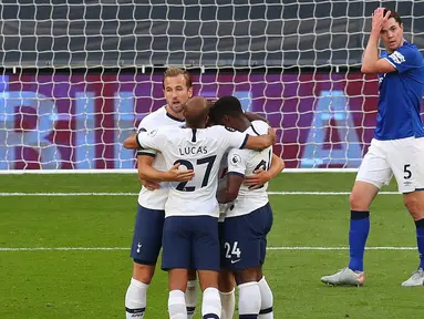 Pemain Tottenham Hotspur merayakan gol ke gawang Everton pada laga lanjutan Premier League di Tottenham Stadium, Selasa (7/7/2020) dini hari WIB. Tottenham menang 1-0 atas Everton. (AFP/Catherine Ivill/pool)