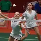 Ganda putri Prancis Emilie Lefel/Delphine Lansac berusaha mengembalikan bola saat menghadapi pasangan Jepang Reika Kakiiwa/Miyuki Maeda di babak kedua Total BWF World Championships 2015. (Liputan6.com/BAY ISMOYO / AFP)