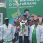 Pevoli legendaris Indonesia, Pascal Wilmar (tengah), saat pawai obor Asian Games XVIII di Palembang, Sumatra Selatan, Sabtu (4/8/2018). Sebanyak 53 kota di Indonesia akan dilalui oleh obor Asian Games. (Bola.com/Reza Bachtiar)