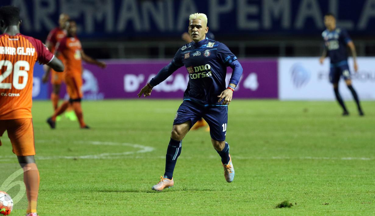 Pemain Arema FC, Cristian Gonzales saat berlaga melawan PBFC di final Piala Presiden 2017 di Stadion Pakansari, Minggu (12/3). Cristian Gonzales meraih gelar pencetak gol terbanyak dengan 11 gol. (Liputan6.com/Helmi Fithriansyah)