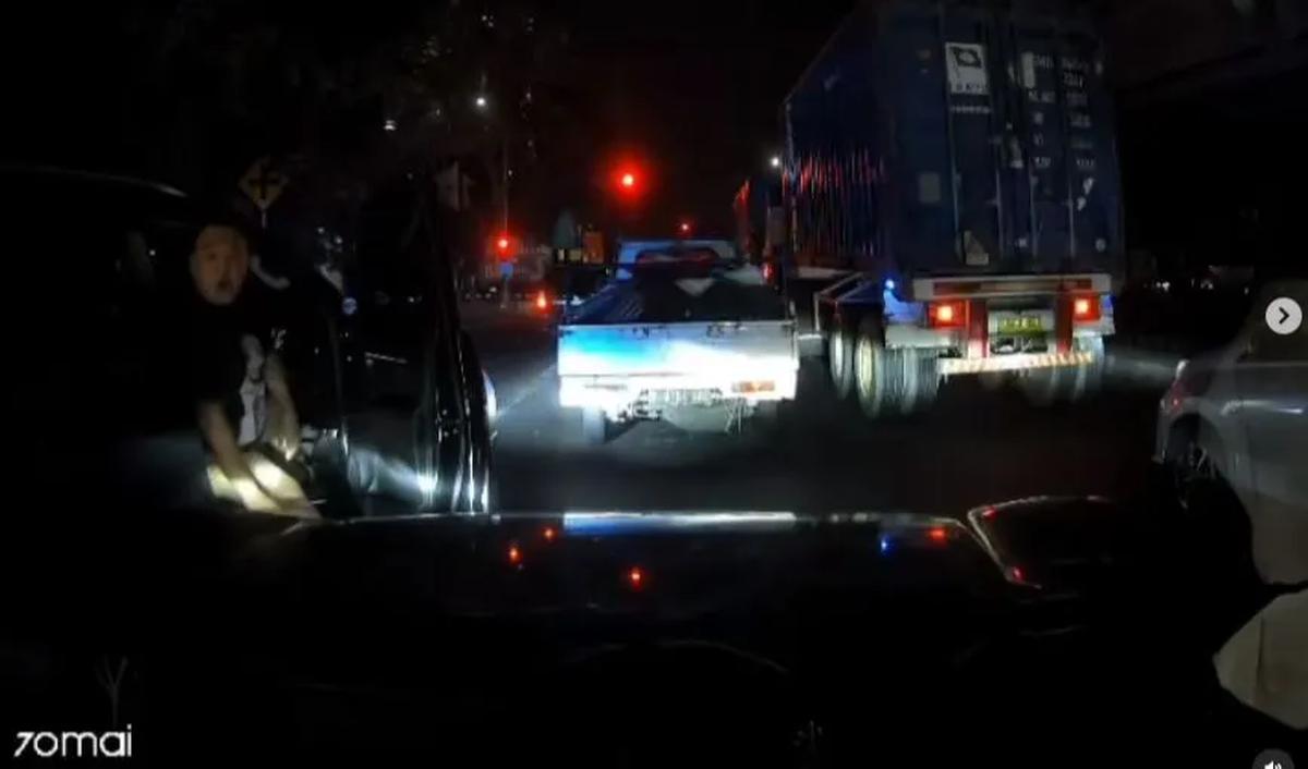 Kasubdit Jatanras, Polda Metro Jaya, AKBP Samian menyebut pihaknya telah melayangkan surat pemanggilan terhadap pemilik marketplace penjual pelat dinas polisi bodong tersebut.&nbsp;