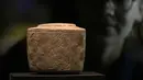 Drum kapur Burton Agnes yang ditemukan di kuburan Childs, 3000 SM, dipajang di pameran 'The World of Stonehenge' di British Museum di London, Senin (14/2/2022). Penggunaan drum yang tepat belum dijelaskan. (AP Photo/Alastair Grant)
