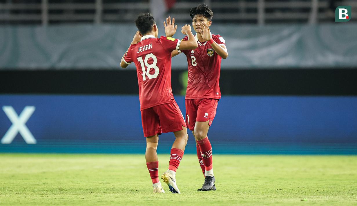 <p>Selebrasi pemain Timnas Indonesia U-17, Arkhan Kaka (kanan) bersama rekannya, Jehan Pahlevi setelah mencetak gol ke gawang Timnas Ekuador U-17 pada laga pertama Grup A Piala Dunia U-17 di Stadion Gelora Bung Tomo, Surabaya, Jumat (10/11/2023) malam WIB. (Bola.com/Bagaskara Lazuardi)</p>