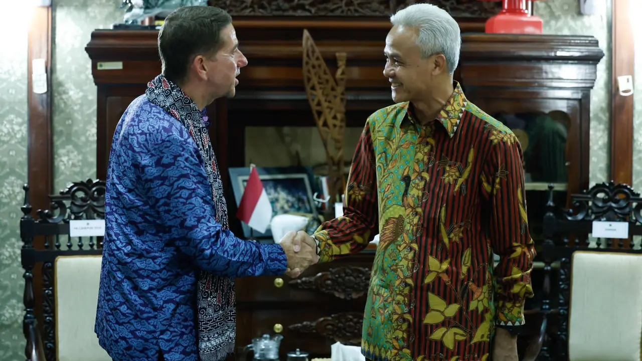 Gubernur Jawa Tengah (Jateng) Ganjar Pranowo menerima kunjungan Kepala Keuangan Negara Bagian Queensland Australia Cameron Dick MP di rumah dinas Puri Gedeh, Kota Semarang, Jateng, Jumat (11/8/2023)