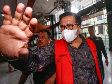 Terdakwa kasus suap vonis bebas Gregorius Ronald Tannur, Erintuah Damanik sesaat sebelum menjalani sidang pembacaan tuntutan di Pengadilan Tindak Pidana Korupsi (Tipikor), Jakarta, Selasa (22/4/2025). (merdeka.com/Arie Basuki