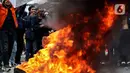Sejumlah elemen mahasiswa membakar ban bekas saat menggelar demo di kawasan Patung Kuda, Jakarta Pusat (Jakpus), Kamis (8/9/2022). Aksi tersebut untuk menolak kenaikan harga Bahan Bakar Minyak (BBM). (Liputan6.com/Johan Tallo)