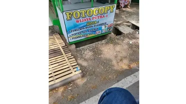 6 Tulisan Nyeleneh di Warung Es Kelapa Muda Ini Bikin Tepuk Jidat