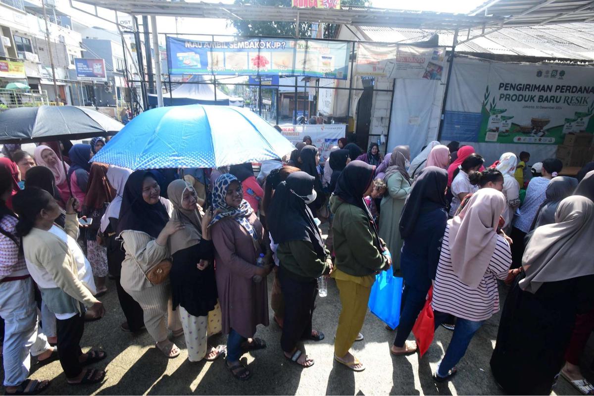 Antrean warga cairkan KJP di Duri Kosambi