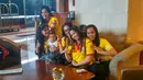Istri dan pacar pemain Sriwijaya FC yang mendukung hingga ke Stadion Utama Gelora Bung Karno, Jakarta, Minggu (18/10/2015). (Bola.com/Nicklas Hanoatubun)