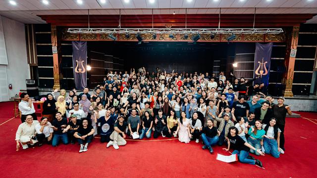 Menteri Pendidikan, Kebudayaan, Riset, dan Teknologi (Mendikbudristek) Nadiem Makarim sebut pihaknya gandeng SMKN Kasihan, Bantul, Yogyakarta siap gelar konser musikal dengan tema Memeluk Mimpi-Mimpi.