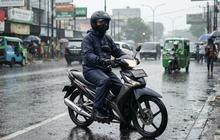 6 Tips Memakai Jas Hujan agar Air Tidak Masuk dari Bagian Leher, Lengan, dan Kaki