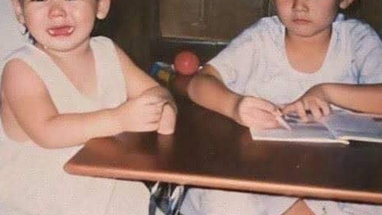 Momen masa kecil Jeonghan SEVENTEEN dengan adiknya menjadi pembicaraan hangat di kalangan fans. Ekspresi cuek Jeonghan sementara adiknya menangis membuat foto ini sangat menarik perhatian