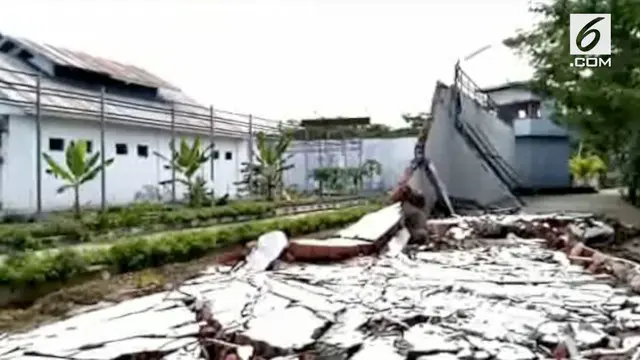 Tembok Rutan Randomayang Pasangkayu Sulawesi Barat Roboh akibat guncangan gempa Palu. Tembok roboh menimpa mobil milik pegawat Rutan yang tengah parkir