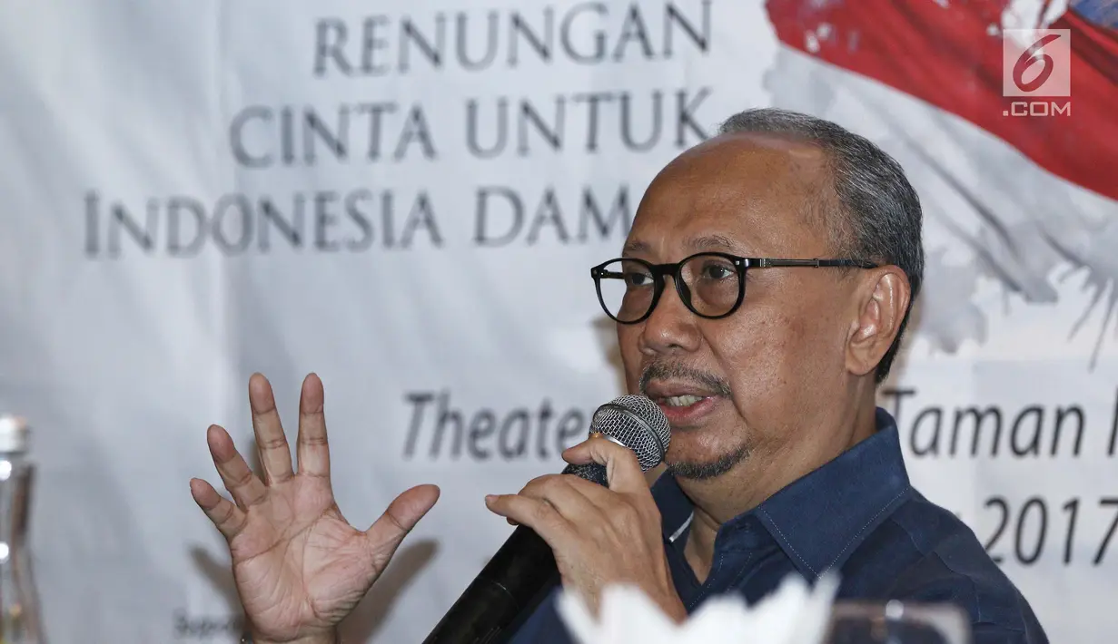 Penyanyi Ebiet G. Ade memberi ketrangan saat jumpa pers pagelaran musik puisi Ebiet G. Ade di kawasan Sudirman, Jakarta, Selasa (29/08). Pargelaran musik tersebut akan digelar pada 6 September 2017. (Liputan6.com/Herman Zakharia)