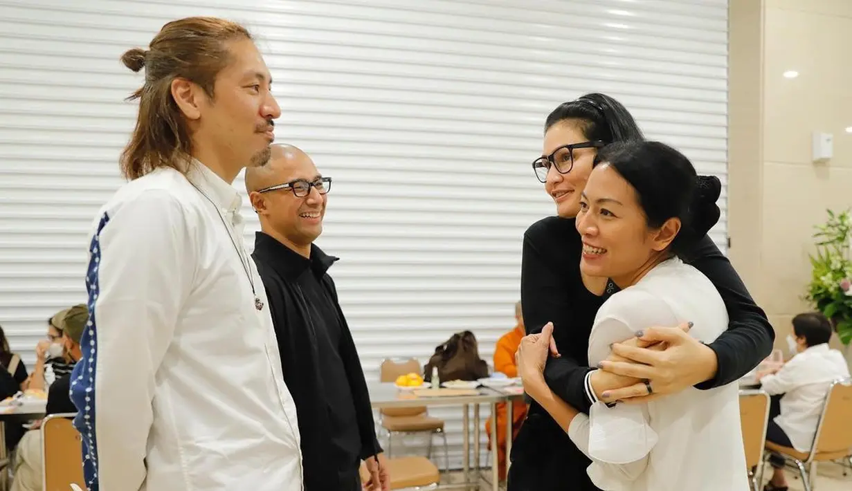 Dewi Lestari lantas menyebut sejumlah anggota keluarga yang mendukungnya melewati fase pahit. “Kebesaran hati Sharen, tulusnya kasih sayang Mama Wiece, dukungan Delon sekeluarga, Sea dan Ry yang amat sayang Oom Reza,” tulis Dee. “Koneksi erat Marcell, support Rima yang ikut menjaga kami, Seth yang selalu manis, Dede, Hiro, Kak Kristin, Radit, Kak Melda, Bung, Ma Yanti, para keponakanku,” imbuhnya. (Foto: Dok. Hanafi dari Instagram @deelestari)