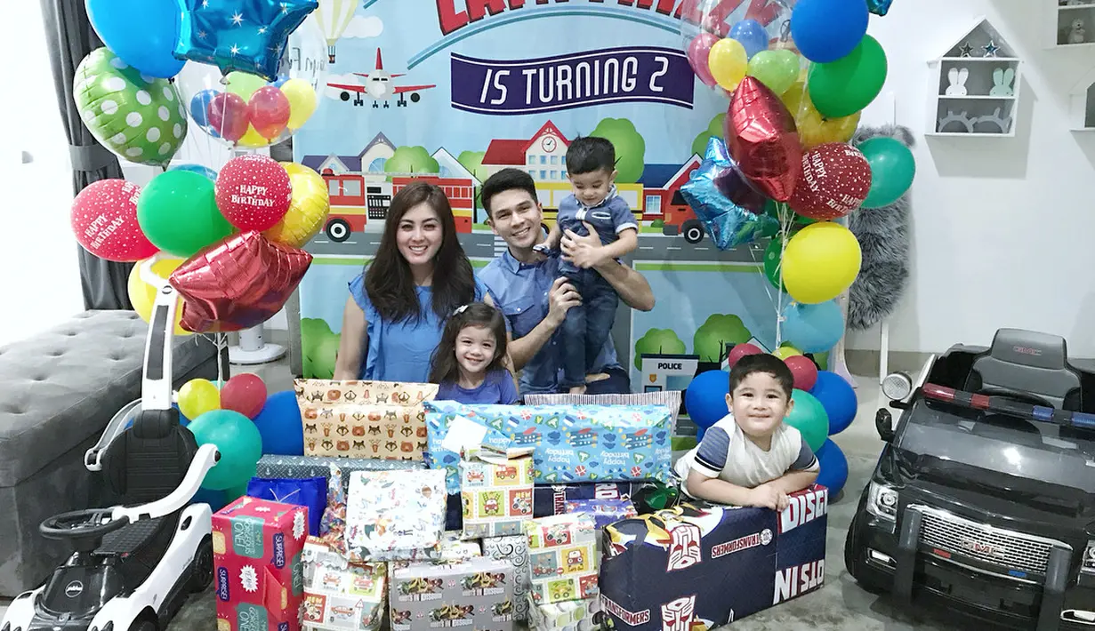 "Seneng kesampean beliin adek mobil aki police, krn tiap dijalan tuh suka bangett liat mobil polisi, nonton youtube hobi nyaa cari police," tulis Dhena Devanka istri Jonathan Frizzy. (Instagram/dhenafrizzy)