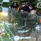 Pengunjung mendapat penjelasan mengenai hunian saat pameran Indonesia Properti Expo di Jakarta Convention Centre, Jakarta, Minggu (15/5/2022). Indonesia Property Expo atau IPEX 2022 dilaksanakan pada 15 hingga 22 Mei mendatang. Pameran tersebut melibatkan  41 developer/pengembang yang terdiri dari 11 pengembang subsidi dan 30 pengembang non subsidi. (Liputan6.com/Johan Tallo)