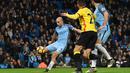 Bek Manchester City, Pablo Zabaleta (kiri) mencetak satu gol saat timnya mengalahkan Watford 2-0 pada lanjutan Premier League di Etihad Stadium, Manchester, (14/12/ 2016). (AFP/Anthony Devlin)