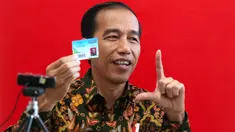 Presiden Joko Widodo atau Jokowi menunjukkan kartu anggota perpustakaan usai meresmikan gedung baru Perpustakaan Nasional di Jakarta, Kamis (14/9). Jokowi berharap perpustakaan ini bisa meningkatkan minat baca masyarakat. (POOL/Kompas/Wisnu Widiantoro)