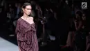 Model berpose mengenakan busana rancangan Lulu Lutfi Labibi dalam ajang Jakarta Fashion Week 2018 di Senayan City, Jakarta, Kamis (26/10). Lulu menampilkan rancangannya dengan mengusung tema 'Persimpangan'. (Liputan6.com/Faizal Fanani)