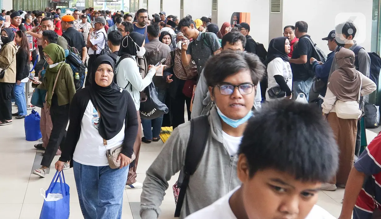 PT Kereta Api Indonesia (KAI) Daerah Operasi (Daop) 1 Jakarta mulai mengantisipasi lonjakan penumpang yang terjadi menjelang masa Angkutan Lebaran 1446 Hijriah. (Liputan6.com/Herman Zakharia)