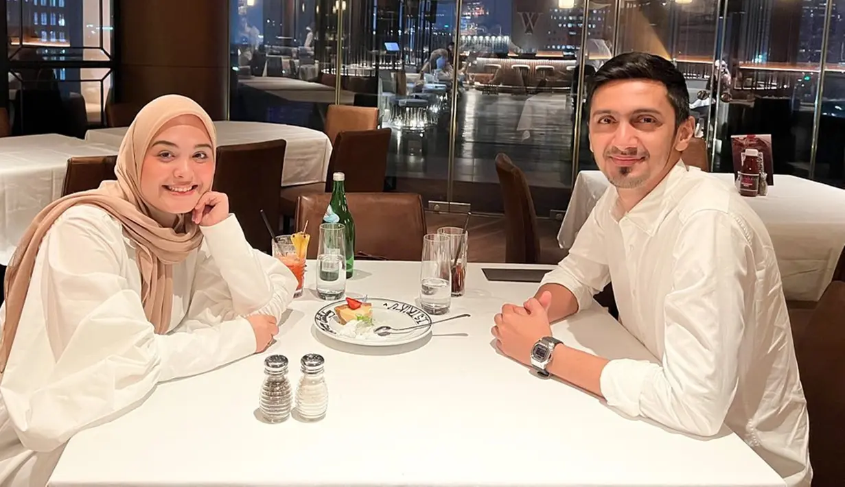 Pada 3 Agustus 2022, Vebby Palwinta genap berusia 26 tahun. Nikmati usia baru bareng suami tercinta, Vebby Palwinta dan Razi Bawazier dinner romantis bersama. Pasangan yang menikah pada April 2020 ini tampil kompak ketika mengenakan baju warna putih senada. Aura kebahagiaan pun terpancar jelas di wajah Vebby karena dapat kejutan dari sang suami. (Liputan6.com/IG/@vebbypalwinta)