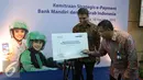 Direktur Digital Banking and Technology Bank Mandiri Rico Usthavia Frans (kanan) menandatangi perjanjian kerja sama antara Bank Mandiri dengan Grab Indonesia di Plaza Bank Mandiri, Jakarta, Kamis (18/8). (Liputan6.com/Angga Yuniar)