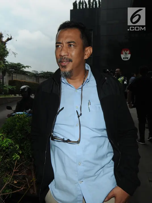 Mantan Wakil Ketua Banggar DPR dari Fraksi PAN Ahmad Rizki Sadig usai diperiksa di gedung KPK, Jakarta, Kamis (31/1).Ahmad diperiksa terkait kasus dugaan menerima  suap Rp 3,6 miliar dalam pengurusan DAK Kabupaten Kebumen TA 2016.(Merdeka.com/Dwi Narwoko)