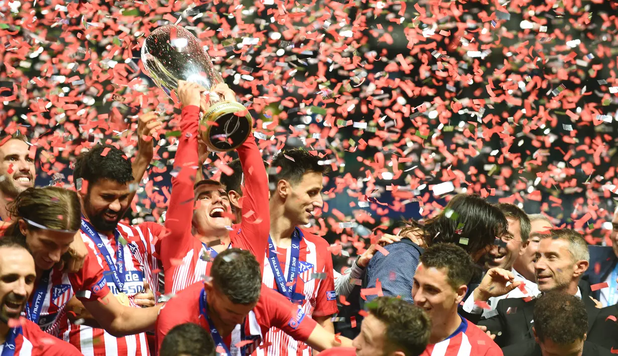 Pemain depan Atletico Madrid Antoine Griezmann mengangkat trofi Piala Super UEFA setelah pertandingan final melawan Real Madrid di Stadion Lillekula di Tallinn, Estonia (15/8/2018). Griezmann akan menjalani laga terakhir bersama Atletico Madrid melawan Levante.  (AFP Photo/Janek Skarzynski)