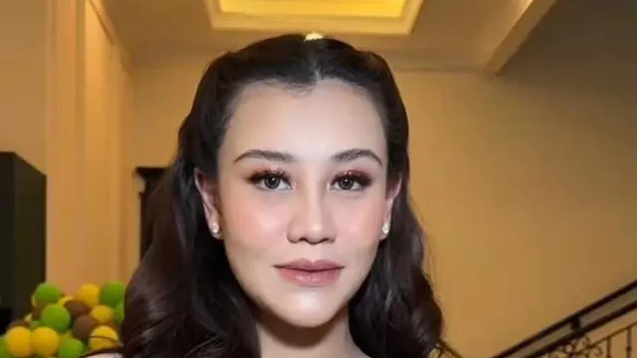 8 Model Dress Panjang Warna Gold 2025, Pilihan Aaliyah Massaid yang Elegan dan Anggun
