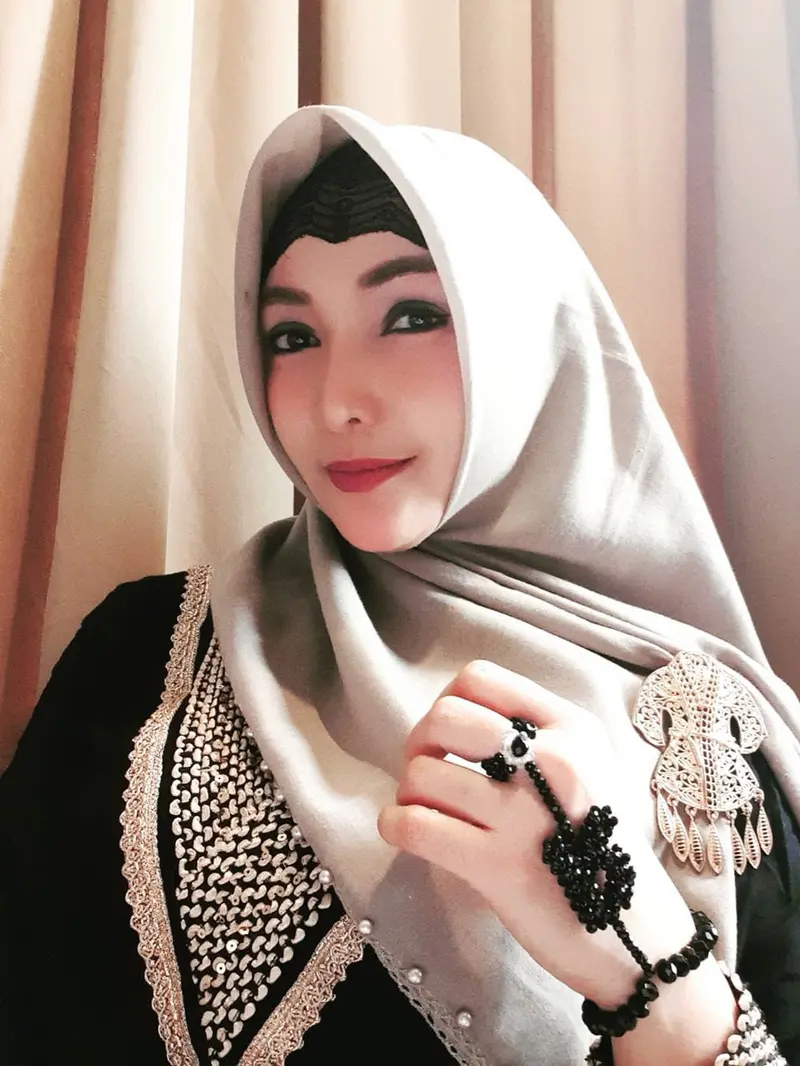 7 Potret Penampilan Terbaru Roro Fitria Usai Bebas, Makin Religius