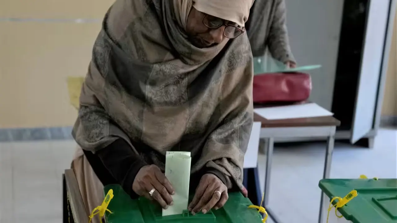 Seorang perempuan memberikan hak suaranya di TPS Islamabad pada 8 Februari 2024. Warga Pakistan berani menghadapi ancaman kekerasan untuk memberikan suara mereka dalam pemilu Pakistan. (AP/Anjum Naveed)