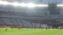 Pemain Persija Jakarta menggelar sesi latihan jelang menghadapi Persebaya Surabaya pada laga pekan ke-28 BRI Liga 1 2024-2025 di Stadion Utama Gelora Bung Karno, Jakarta, Jumat, (11/4/2025). (Bola.com/M Iqbal Ichsan)
