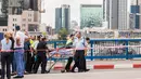 Petugas membawa mayat pria Palestina yang ditembak mati usai menikam dua warga Israel di Tel Aviv, Kamis (8/10). Menurut juru bicara polisi Israel, pria Palestina itu menikam tentara wanita dengan obeng di Mulailah Street. (AFP PHOTO/JACK GUEZ)