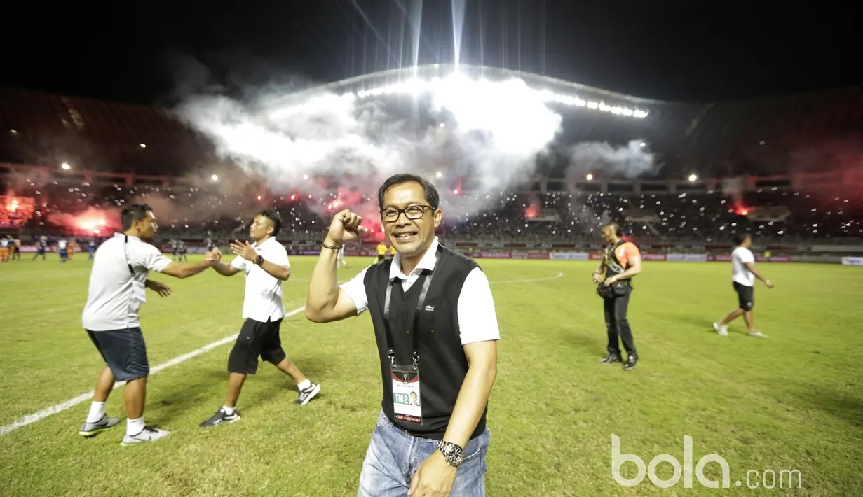 Ekspresi pelatih Arema FC, Aji Santoso usai timnya meraih juara Piala Presiden 2017 di Stadion Pakansari, Bogor, Minggu (12/3/2017). (Bola.com/Nicklas Hanoatubun)