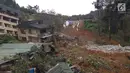 Sebuah bangunan tertimpa longsor di Puncak Pass, Kecamatan Cipanas, Kabupaten Cianjur, Jawa Barat(28/3). (Liputan6.com/Zelda Ivana)