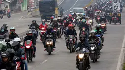 Sejumlah pemudik bersepeda motor melintasi Jalur Pantura Indramayu - Cirebon, Jawa Barat, Jumat (23/6). Pada H-2 lebaran, jumlah kendaraan pemudik yang melintas di Jalur Pantura Indramayu didominasi oleh kendaraan roda dua. (Liputan6.com/Johan Tallo)