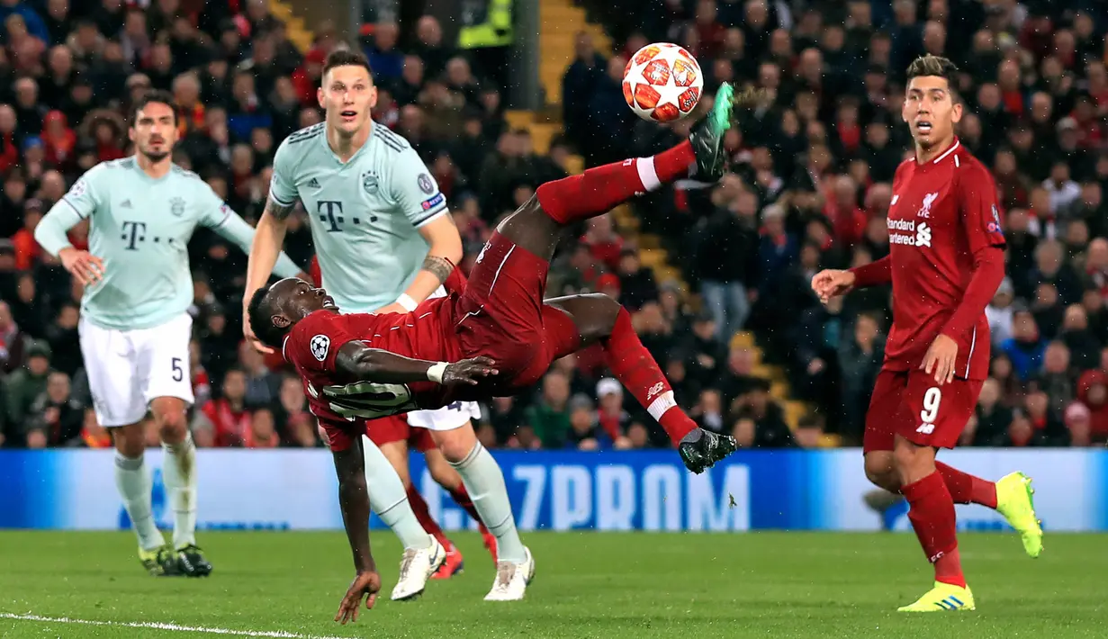Gelandang Liverpool Sadio Mane melakukan tendangan salto ke gawang Bayern Munchen pada leg pertama babak 16 besar Liga Champions di Anfield, Liverpool, Inggris, Selasa (19/2). Pertandingan berakhir 0-0. (Peter Byrne/PA Wire/PA via AP)