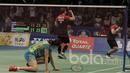 Pasangan Indonesia, Greysia Polii/Apriani Rahayu, berhadapan dengan pasangan Korea, Chae Yoo Jung/Kim So Yeung di Indonesia Open 2017 di JCC, Rabu (14/6/2017). Indonesia menang 12-21, 25-23, dan 21-14. (Bola.com/M Iqbal Ichsan)