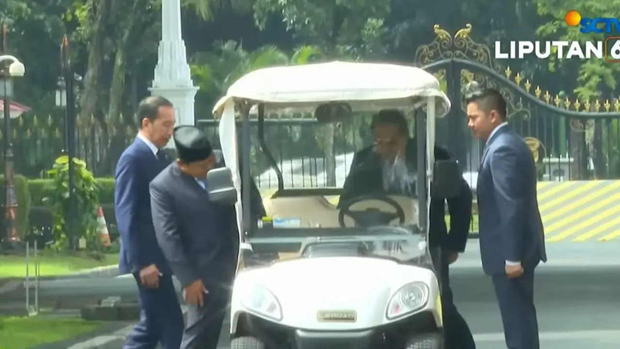 Keluar dari Istana Negara, Prabowo bersama dengan Presiden ke-6 Susilo Bambang Yudhoyono (SBY) dan Presiden ke-7 Joko Widodo.