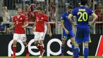 Pemain Bayern Munchen, Thomas Mueller (kiri) dan Robert Lewandowski, merayakan gol saat melawan FK Rostov pada laga grup D Liga Champions di Allianz Arena, Munich, Jerman, (14/9/2016) dini hari WIB. (AP Photo/Matthias Schrader)