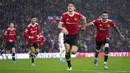 Bek Manchester United, Harry Maguire (tengah) berselebrasi setelah mencetak gol ke gawang Leeds United pada pertandingan lanjutan Liga Inggris di Stadion Elland Road di Leeds, Inggris, Minggu (20/2/2022). MU menang atas Leeds United 4-2. (Mike Egerton/PA via AP)