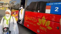 Jemaah calon haji 2022 turun dari bus Sholawat, Makkah. (Foto: dokumentasi MCH)