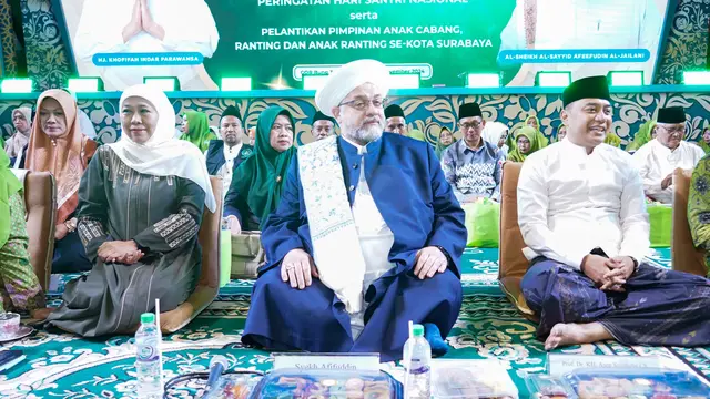 Calon Gubernur Jawa Timur nomor urut 2 Khofifah Indar Parawansa dan Wali Kota Surabaya periode 2021-2024 Eri Cahyadi kompak hadir dalam Peringatan Maulid Muhammad SAW.