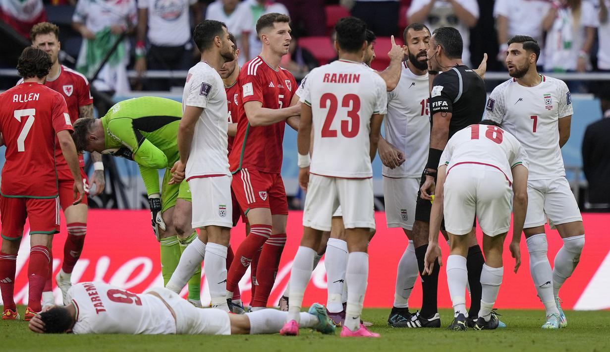 Namun, para pemain Iran tidak terima dengan keputusan tersebut dan membuat wasit pada akhirnya harus meninjau VAR. (AP/Frank Augstein)