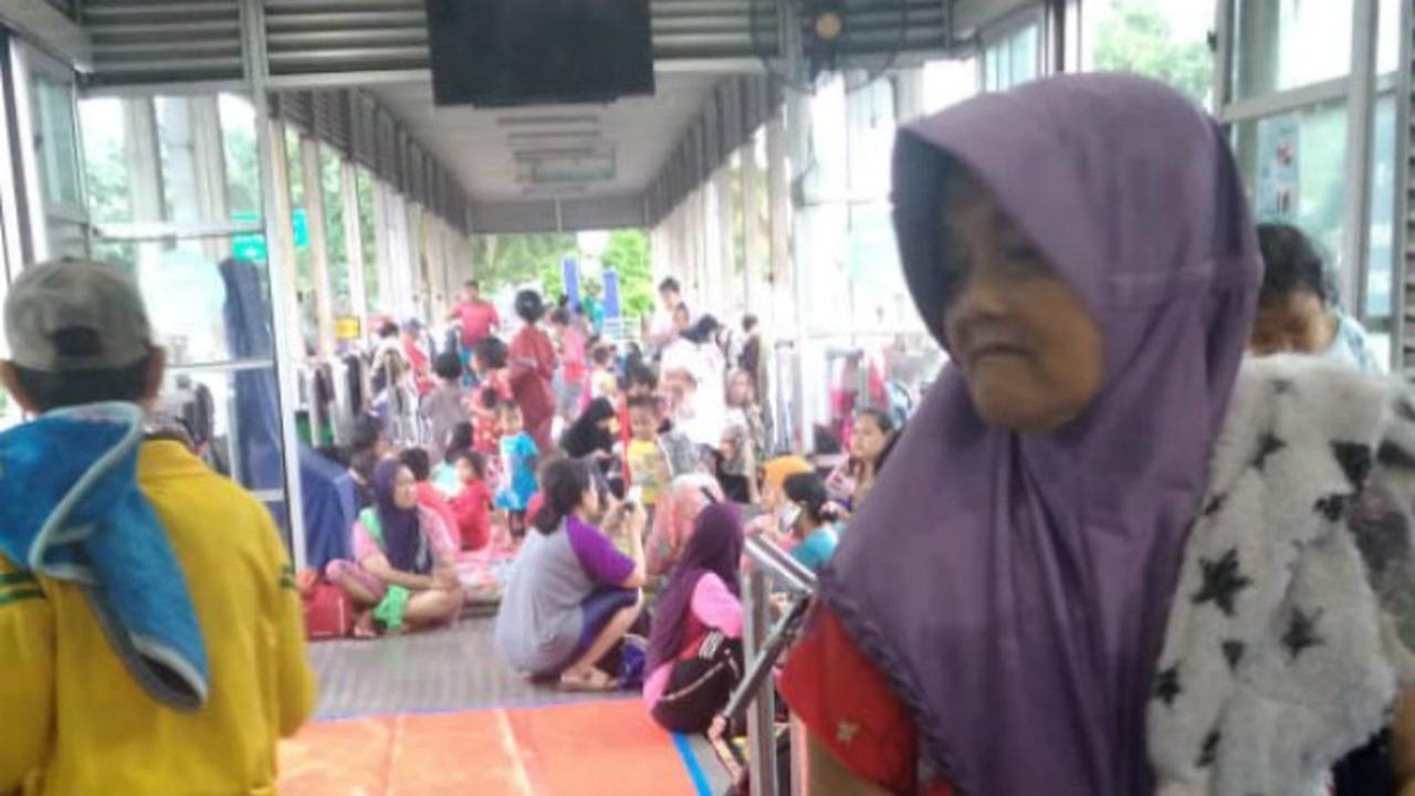Halte Transjakarta Jembatan Baru, Cengkareng, Jakarta Barat menjadi tempat pengungsian korban banjir, Rabu (1/1/2020).