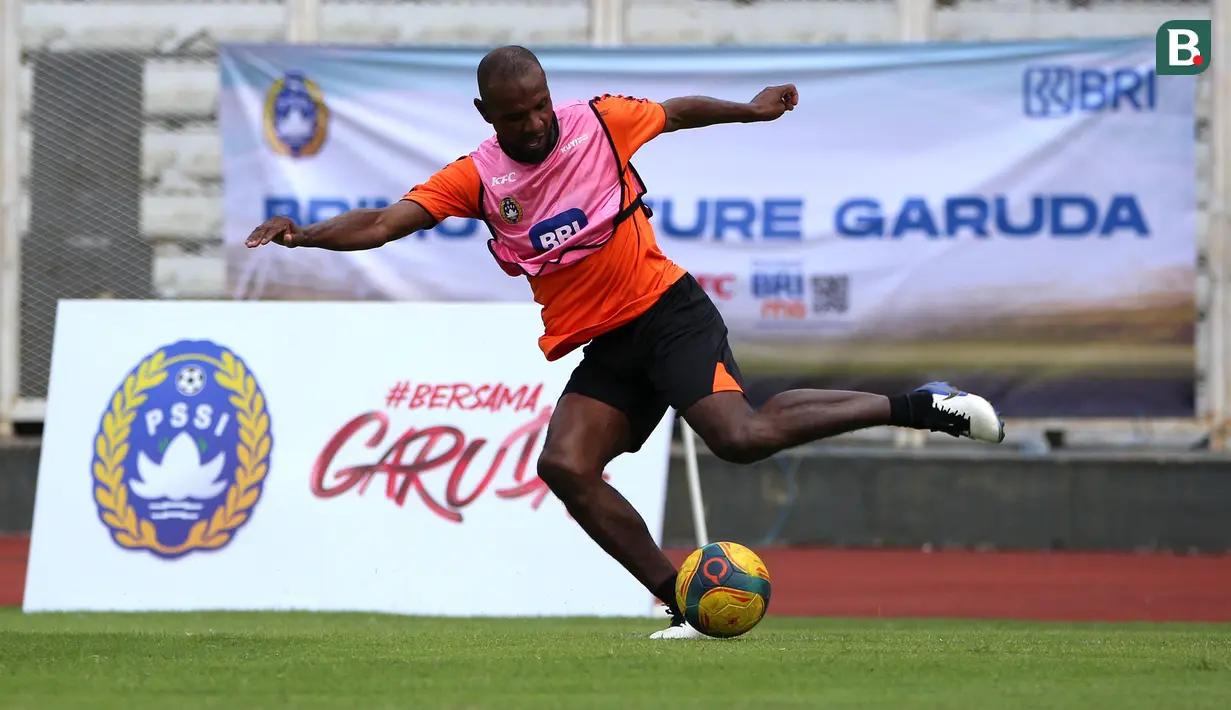 <p>Legenda sepak bola Prancis, Eric Abidal bermain pada acara puncak BRImo Future Garuda yang bertajuk FOURFEO Mini Tournament di Stadion Madya, Jakarta, Kamis (01/06/2023). (Bola.com/Bagaskara Lazuardi)</p>