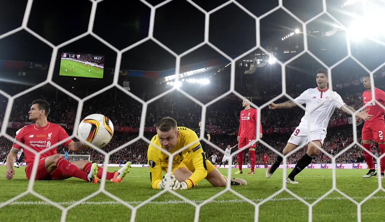 Kiper Liverpool, Simon Mignolet terpana melihat bola yang masuk ke gawangnya pada Final  UEFA Europa League  di St Jakob-Park stadium, Basel, (Rabu atau Kamis (19/5/2016) dini hari WIB. (AFP/ Javier Soriano)